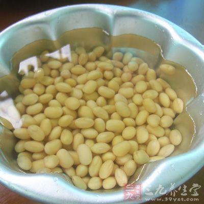 首先要做的就是將准備好的黃豆提前放在水裡面浸泡半天