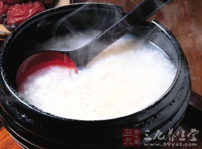 下面小編就給大家介紹一下白發變黑發的養生粥的知識
