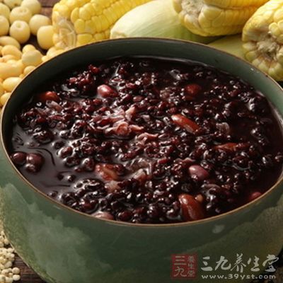 不管頭部哪裡長出白發，出了對症吃一些營養粥外在生活中都要多多吃黑豆粥