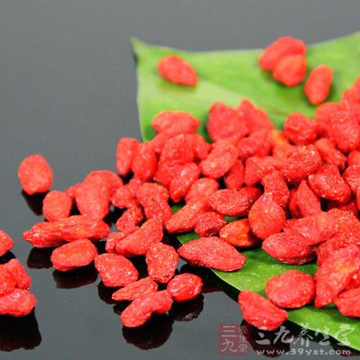 枸杞10克煮粥，具有補肝腎，益氣血的功效，適用於頭發早白、脫發及陰虛燥熱便秘者