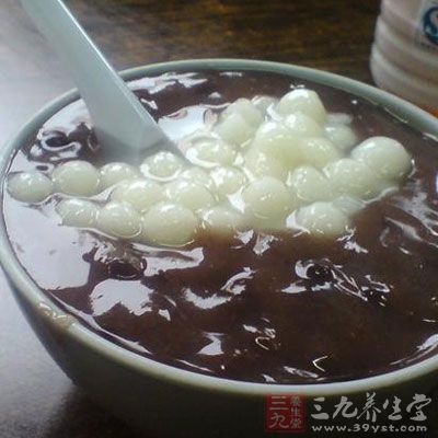 將小球放裡，灑上藕粉，滾勻，下沸水鍋燙一下