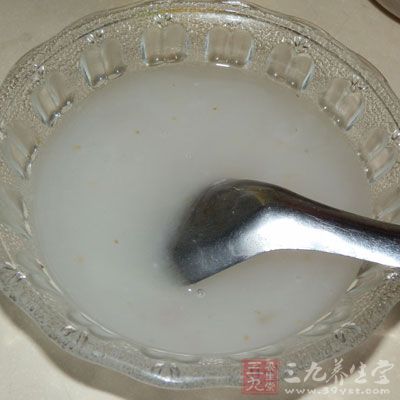 兩道水的順序不能顛倒，第一次是涼開水，第二次是滾燙的沸水