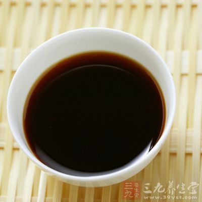 將醬油放入湯罐中,加入排骨湯500毫升、精鹽5克 將醬油放入湯罐中,加入排骨湯500毫升、精鹽5克