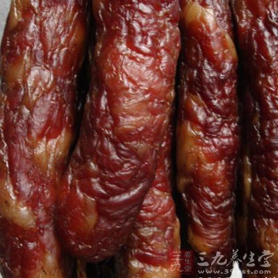將扎過的腸放入鍋內用小火煮30分鐘左右取出,然後上熏鍋熏 將扎過的腸放入鍋內用小火煮30分鐘左右取出,然後上熏鍋熏
