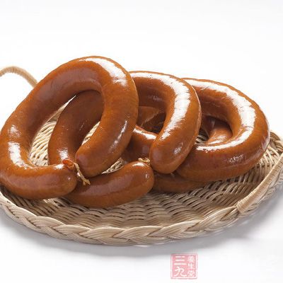 取一鐵鍋置旺火上,下入清水,將灌好的香腸下鍋煮熟,約20分鐘後取出晾涼 取一鐵鍋置旺火上,下入清水,將灌好的香腸下鍋煮熟,約20分鐘後取出晾涼