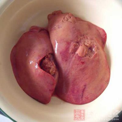 將豬肉、雞肝切成大於蠶豆的小粒(雞肝用姜汁酒腌過) 將豬肉、雞肝切成大於蠶豆的小粒(雞肝用姜汁酒腌過)