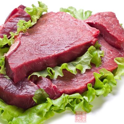 肥豬肉和瘦豬肉洗淨,用布抹干切成粒狀,撒入少量鹽拌勻,腌約10分鐘 肥豬肉和瘦豬肉洗淨,用布抹干切成粒狀,撒入少量鹽拌勻,腌約10分鐘