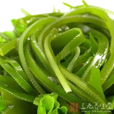 加入海帶和生姜,炖熟,放鹽和味精,料酒 加入海帶和生姜,炖熟,放鹽和味精,料酒