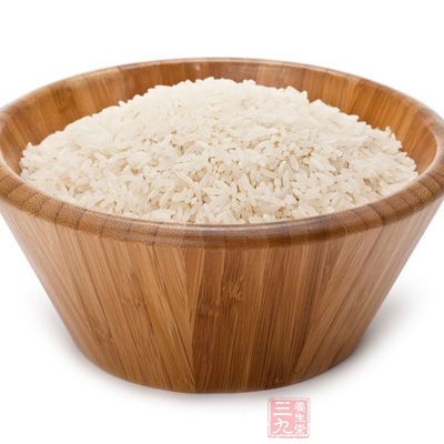 在高壓鍋裡面,放入洗淨的米 在高壓鍋裡面,放入洗淨的米