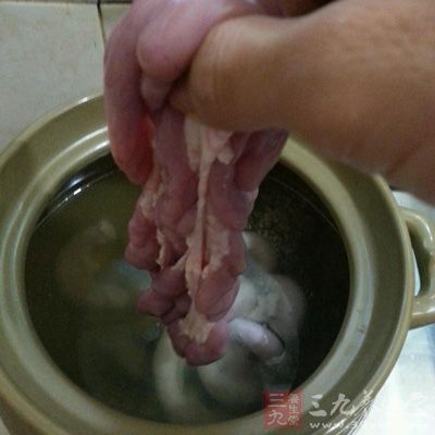 把焯好水的腸放到砂鍋中,炖煮至軟爛,加入鹽調味 把焯好水的腸放到砂鍋中,炖煮至軟爛,加入鹽調味