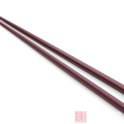 拿著筷子的手和抓小腸的手往反方向拉 拿著筷子的手和抓小腸的手往反方向拉