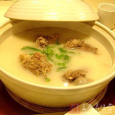 不管用多少骨頭炖湯或炖多長的時間，都不能增加骨頭湯的含鈣量