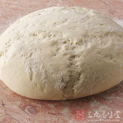 擀薄黃油軟硬程度和面團硬度基本一致待用