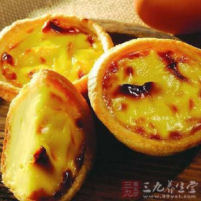 蛋黃中加入白糖，攪至糖融化，再加入低粉，最後加入牛奶攪勻即可