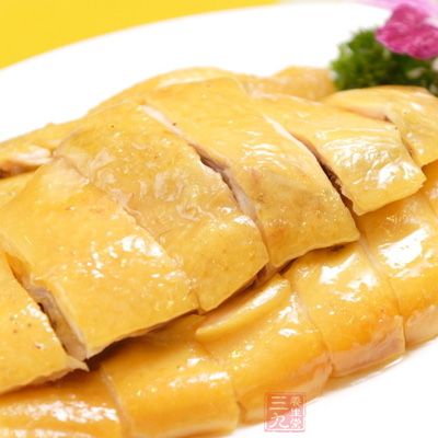 用生油塗勻雞身，油紙掃油，把雞包好，放在鹽裡用錫紙包裝好，再將它放在預熱好的光波爐裡，用高溫烤焗30分鐘取出即可
