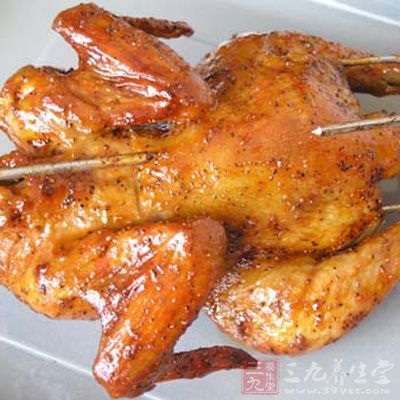 光波爐預熱5分鐘，雞整只放進低架，調到180度，烤15分鐘