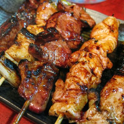 將雞肉片用竹簽串好，放在光波爐裡用220℃烤至五分鐘