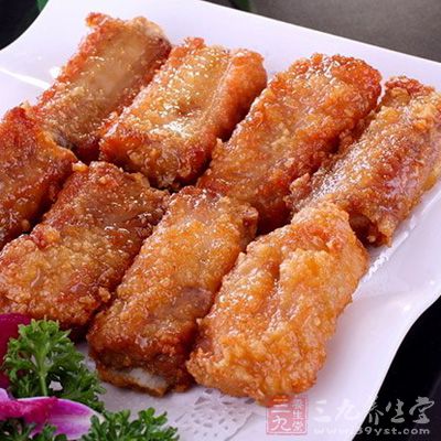 把鲈魚放到錫紙上，將醬均勻的鋪在魚身上