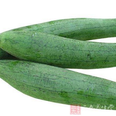 魚膠100克，改好絲瓜十六件(約重300克)，錫紙一張