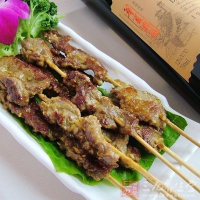 改好牛肉片(約250克)，洋蔥件，青、紅椒件各50克，竹簽適量