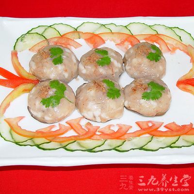 煨好北菇十六只(約150克)，魚膠50克，上肉100克，馬蹄粒、士尤粒、蝦米適量，錫紙一張