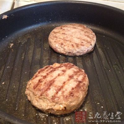 上肉茸250克，馬蹄粒50克，發好冬菇粒50克，士尤粒25克，蔥白適量