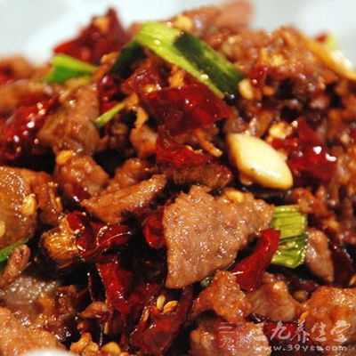 牛肉150克，青紅椒件50克，洋蔥件適量，生蒜件適量
