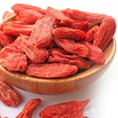枸杞桑葚粥材料：枸杞子