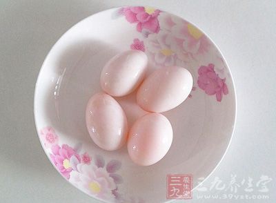 首先將准備的鴨蛋外殼上的髒東西洗干淨，然後放到盤子裡面