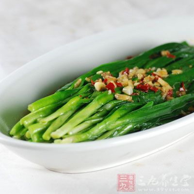 患有皮膚白斑症的女性，常吃韭菜可以達到祛斑、減肥的雙重效果
