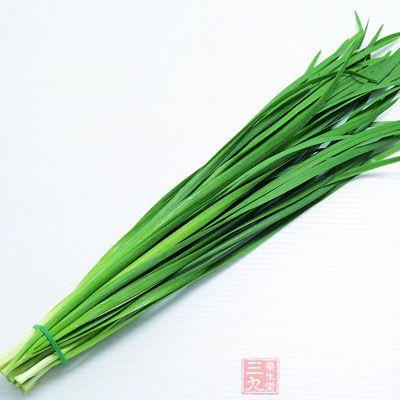 韭菜具保暖、健胃的功效，其所含的粗纖維可促進腸蠕動，幫助人體消化