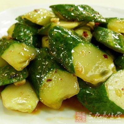 新鮮黃瓜片500克，泡制過的木耳50克，加些許白糖、味精、醬油等調味品