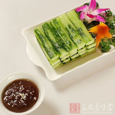 切一個檸檬，取其中一半擠出檸檬汁，用醬油，剁椒醬，醋，糖，鹽，麻油，蚝油攪拌均勻，淋在黃瓜上面就大功告成了