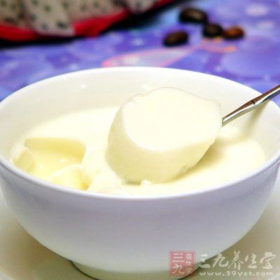 蓮子水發後，置碗內加水及冰糖適量，蒸至軟爛，再以鮮牛奶500毫升煎沸，倒入蓮子湯內共煎至沸