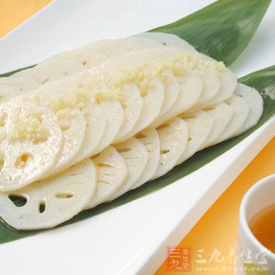 鮮藕(去節)500克，鮮姜50克，搗汁，一日內分數次服完。有調中和胃止瀉的作用