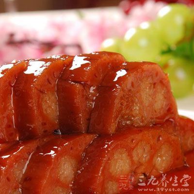 糯米淘洗淨，用溫水浸泡約1小時，泡軟;藕洗干淨，按節斷開