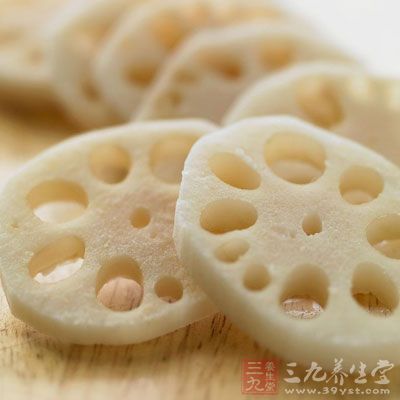 將水壁干放入盆中，加入白砂糖、醋、鹽、味精，拌勻裝盤