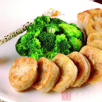 白菜和肉切碎混合，倒入鹽和醬油，花生油，依據個人口味可以再加如味精，香油等
