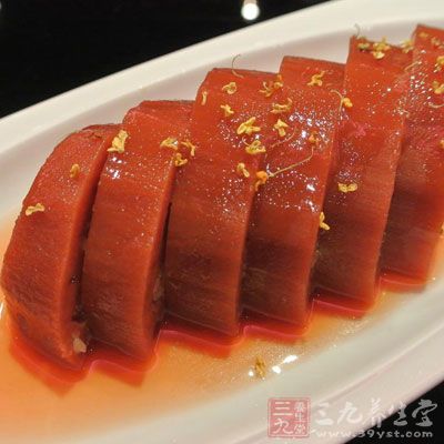 糯米洗淨後用清水浸泡2-3個小時。藕洗淨去掉外皮