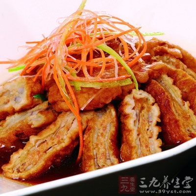 取生粉適量，打一個雞蛋，加清水適量，拌勻成面糊糊，注意水不要多不要太稀