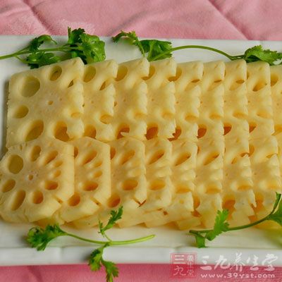 豬肉剁餡兒，蔥切蔥花，姜切姜末，蔥姜入豬肉餡兒