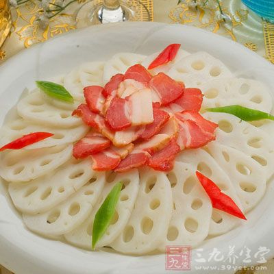 鍋中放適量油，比平時做菜多一些哈，掛了糊的藕夾入鍋