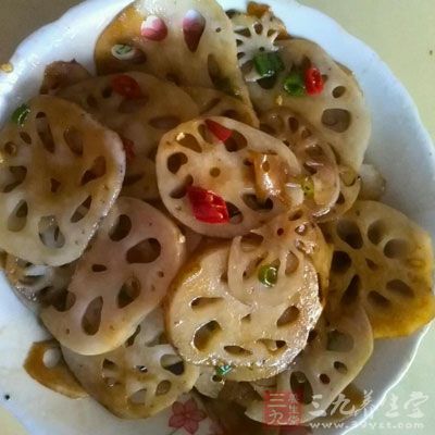 將紅椒放入，加適量鹽，快炒入味