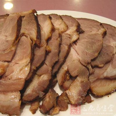 熏制有骨腌肉,熏前必須漂洗和晾干。通常每百公斤肉胚需用木炭8—9公斤 5
