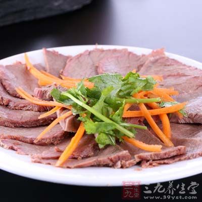 炒鍋中留底油,放入蒜茸、姜片起鍋,把主配料同放鍋中一起翻炒 17
