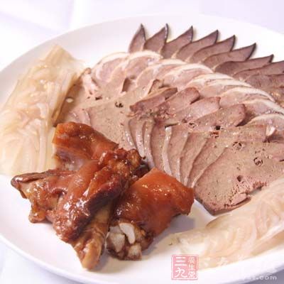 炒苋菜用旺火熱油,炒斷生後即可。熏肉和苋菜分著炒就是避免因炒苋菜過火而影響菜的質量 18