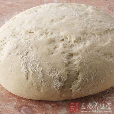 揉成面團，放置一旁邊醒15分鐘，這時你可以用高壓鍋煮粥了
