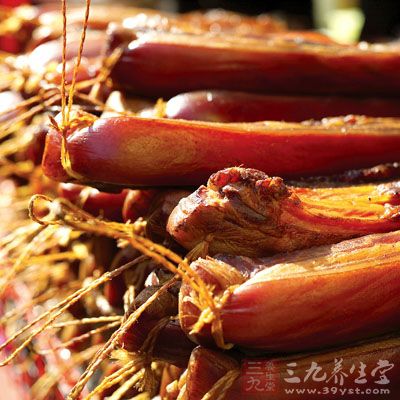 上下左右用鹽、花椒、味精、蔥姜末、料酒的混合物搓勻擦透,放入容器腌制30分鐘左右 11