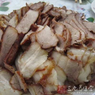 加入干辣椒、花椒後,與青蒜或者蒜苔、芹菜、苦瓜、荷蘭豆、春筍等等時蔬翻炒後 3
