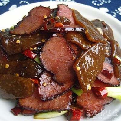 煮肉時先放脊肉,其它帶皮肉塊分層碼在上面。另外加入大蔥1千克、大蒜250克、鹽適量 27
